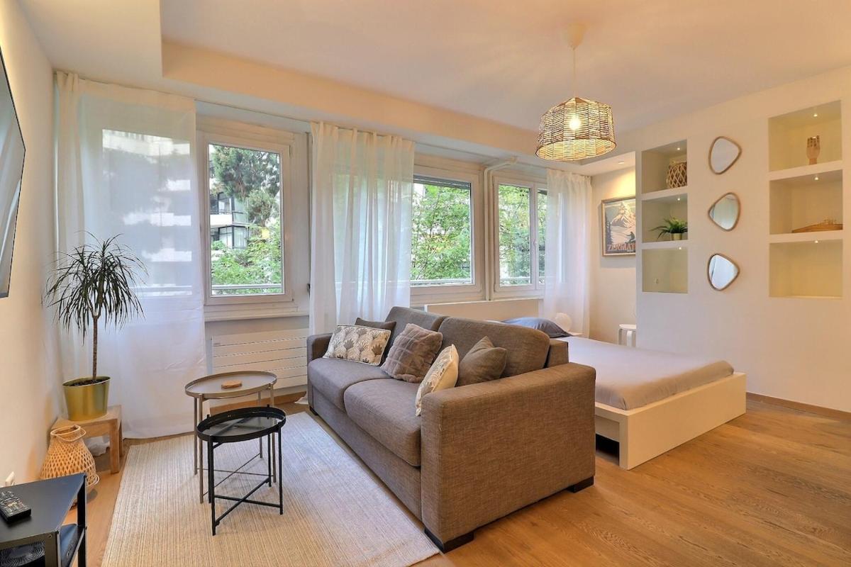 In Champel, 5min To Ceva