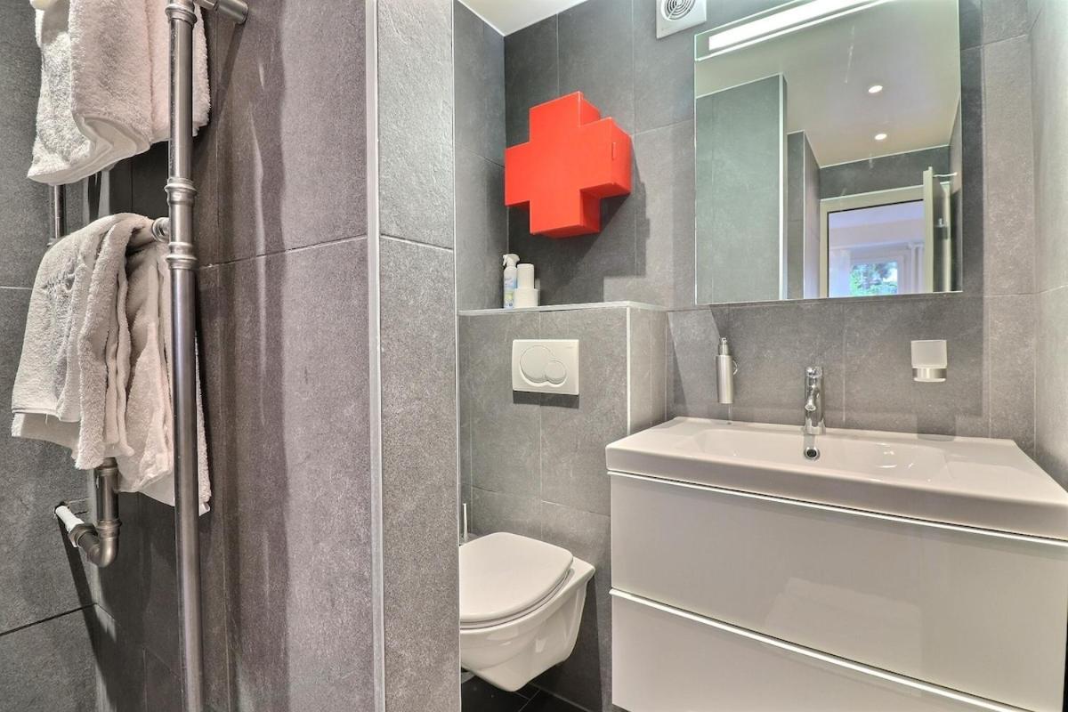 In Champel, 5min To Ceva